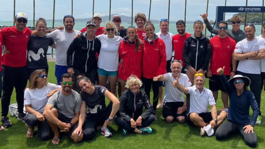 Paula BarcelÃ³ (abajo,tercera desde la izquierda) posa con el equipo espaÃ±ol en Auckland.