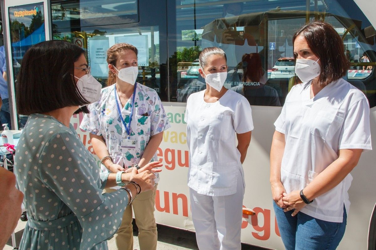 La ministra Carolina Darias visita una 'vacuguagua' en Gran Canaria