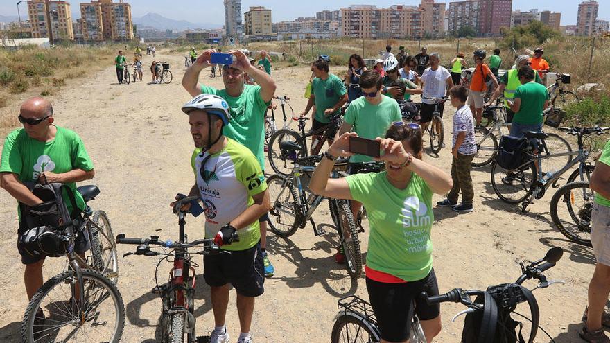 Concentración ciclista en la antigua parcela de Repsol.