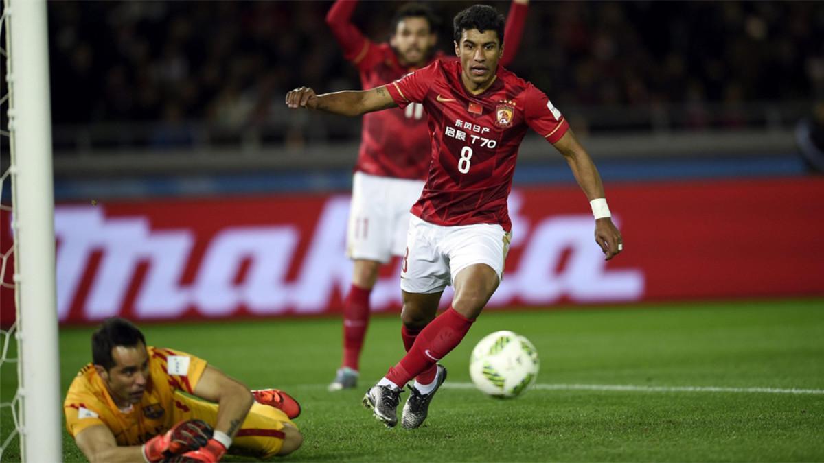 Claudio Bravo y Paulinho en el Barça-Guangzhou del Mundial de Clubes 2015