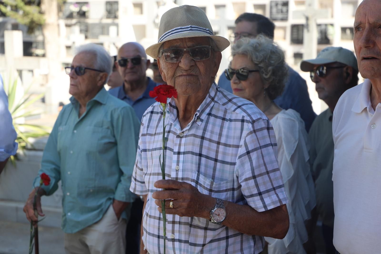 El homenaje y ofrenda floral a Manolete, en imágenes