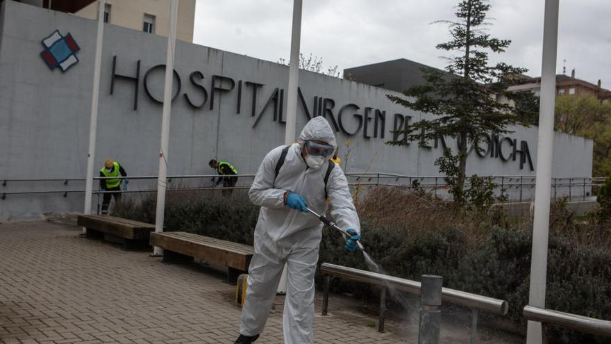 Efectivos de la UME desinfectan el Hospital Virgen de la Concha de Zamora durante la pandemia.