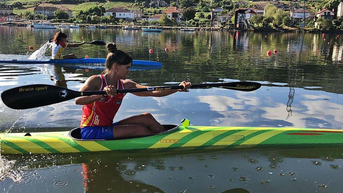 La palista Sara Ouzande, durante los entrenamientos en Castrelo con la selección nacional sub23.