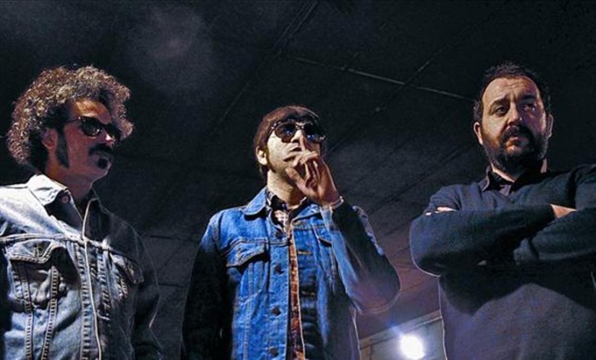 El grupo de Vilanova i La Geltrú Tokyo Sex Destruction, con R. J. Sinclair (centro) y J. M. Sinclair (derecha).