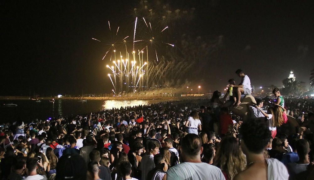 Como es tradición, el espectáculo pirotécnico da paso a días de fiesta en Málaga. Y como cada año, cientos de jóvenes siguieron los fuegos desde la playa de La Malagueta