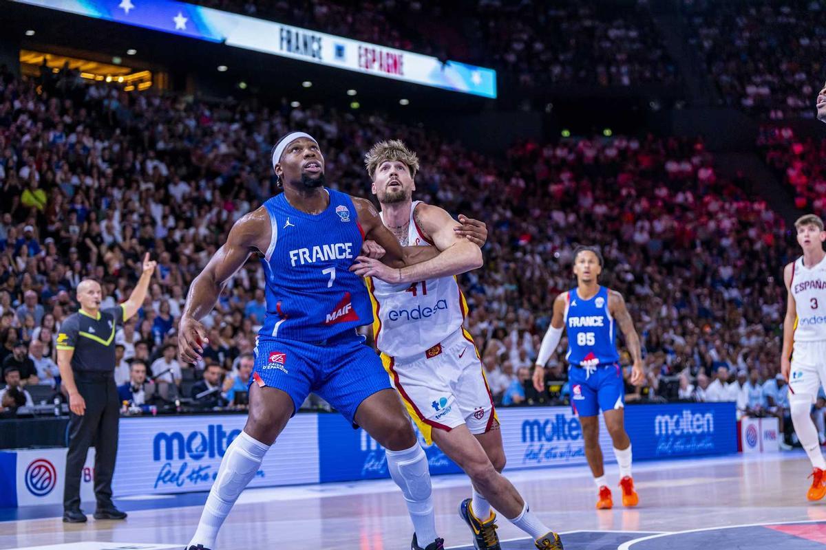 Juancho Hernangómez, luchando por un rebote con Yabusele