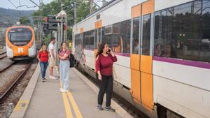 Usuarios de Rodalies en una estación de Renfe.