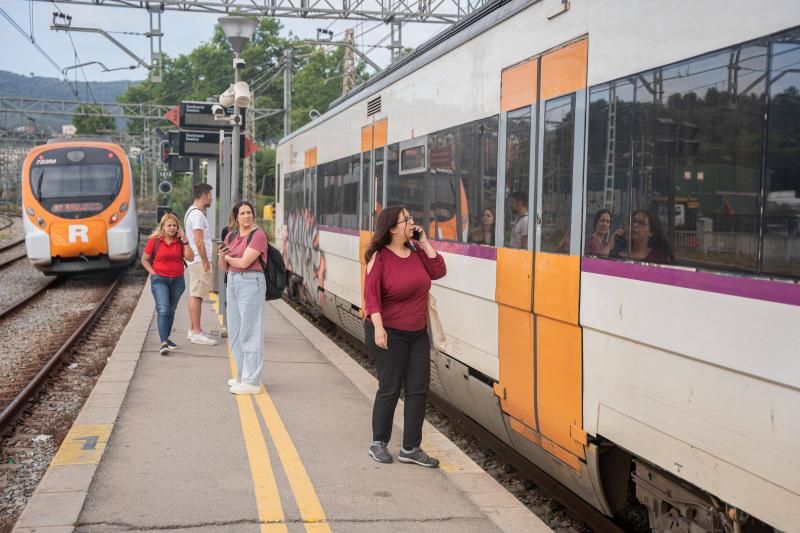 Usuarios de Rodalies en una estación de Renfe.