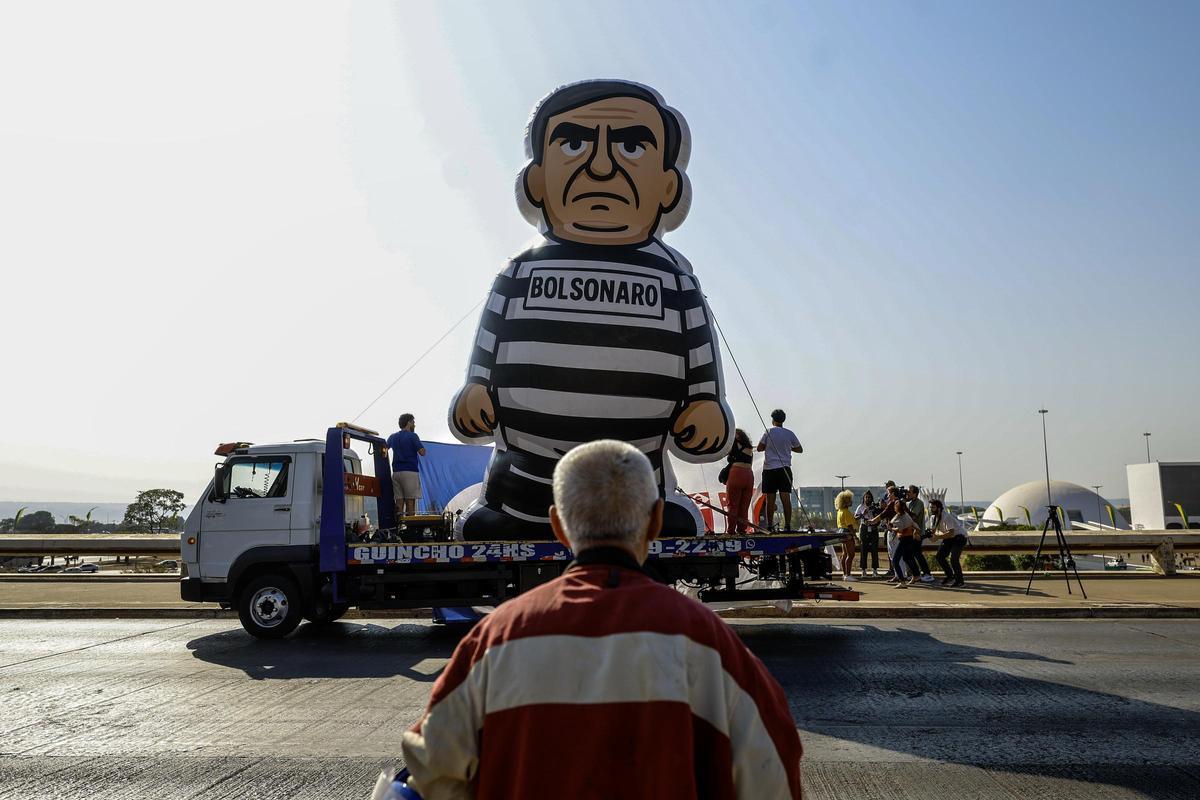 Estudiantes exhiben en Brasilia un muñeco inflable de Bolsonaro vestido de recluso