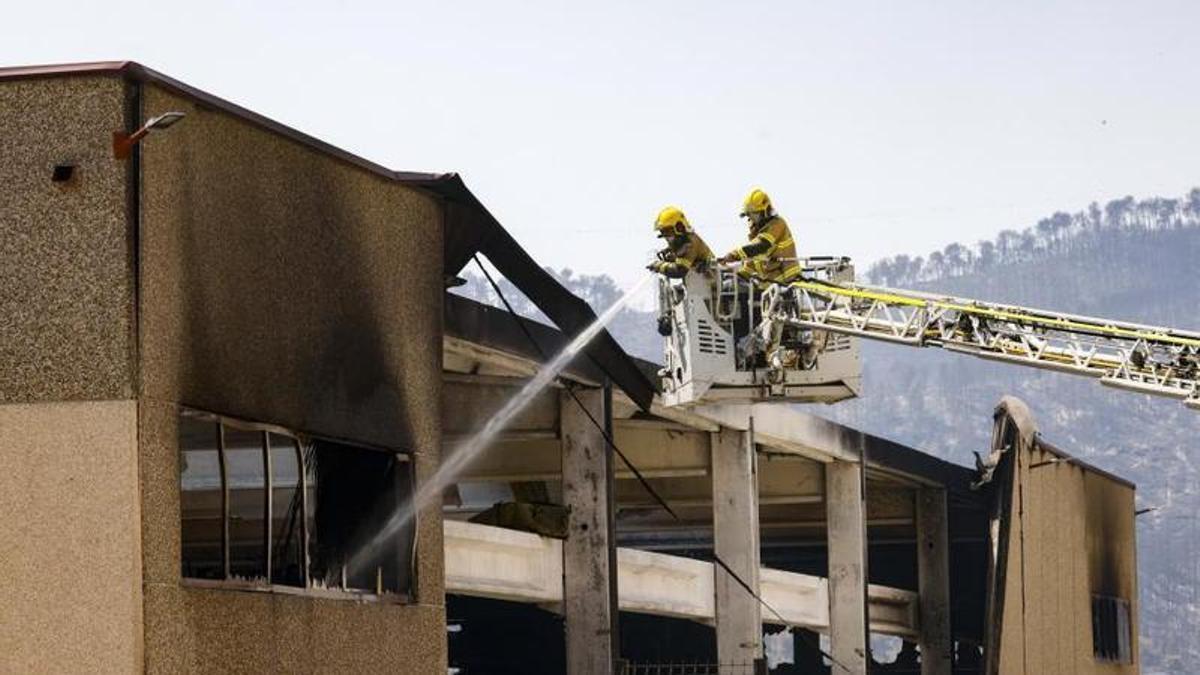 Els Bombers remullaven aquest matí la nau cremada