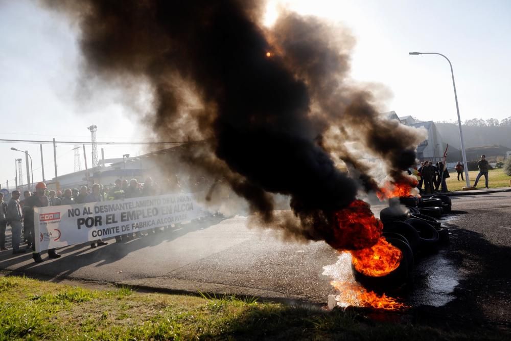 Barricada a las puertas de Alcoa: los trabajadores se concentran delante de la fábrica