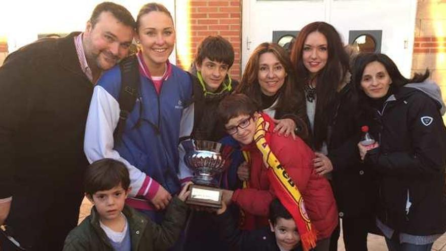 Patri Soler, con su familia, tras proclamarse subcampeona de la Copa en Torrejón de Ardoz.