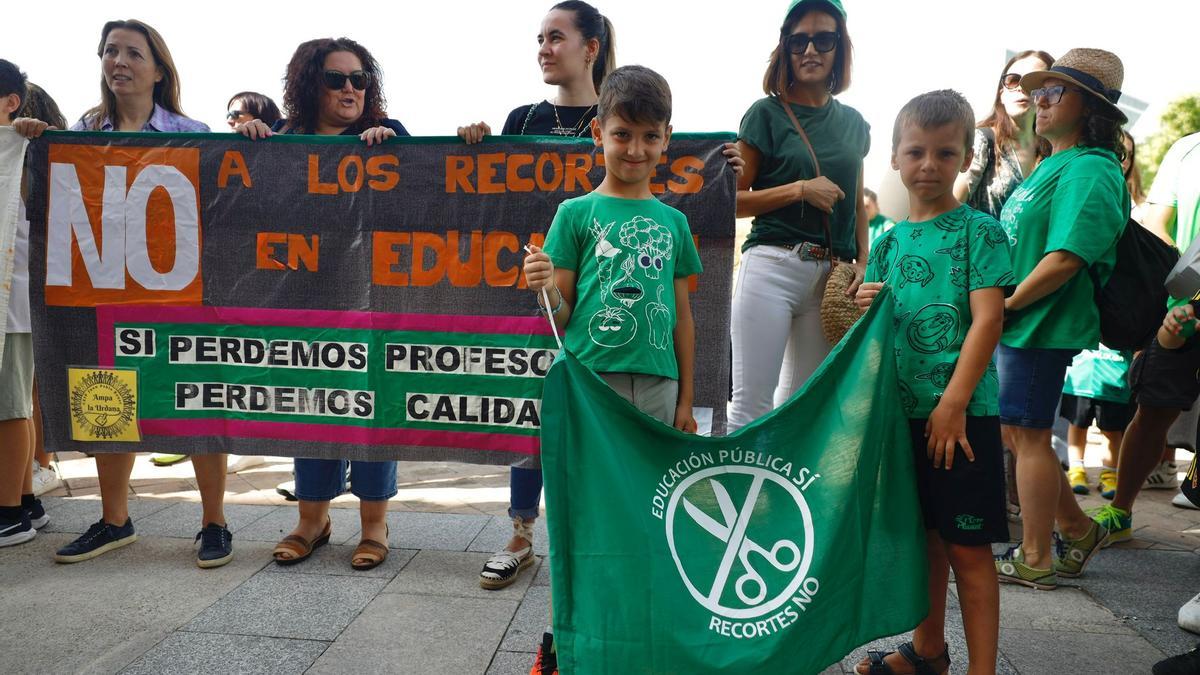 En imágenes | Concentración frente al departamento de Educación del Gobierno de Aragón