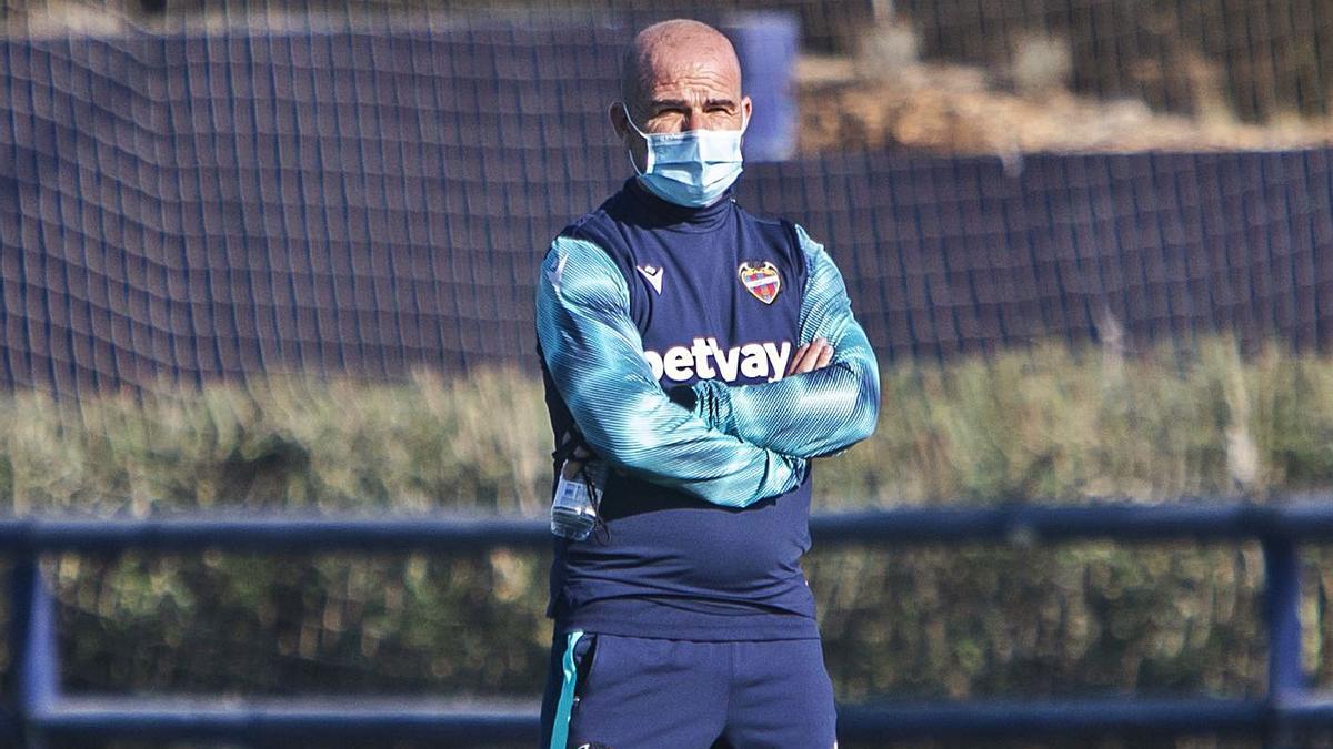 Paco López, en un entrenamiento en la ciudad deportiva de Buñol. | F.CALABUIG