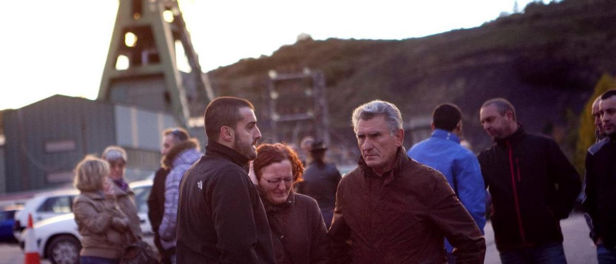 Familiares y vecinos de los fallecidos, en el entorno del pozo Emilio, el día del accidente.