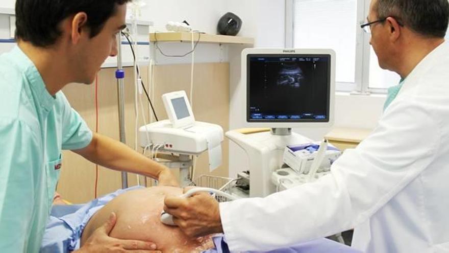 Una mujer embarazada, durante uno de los controles en el Hospital del Vinalopó.