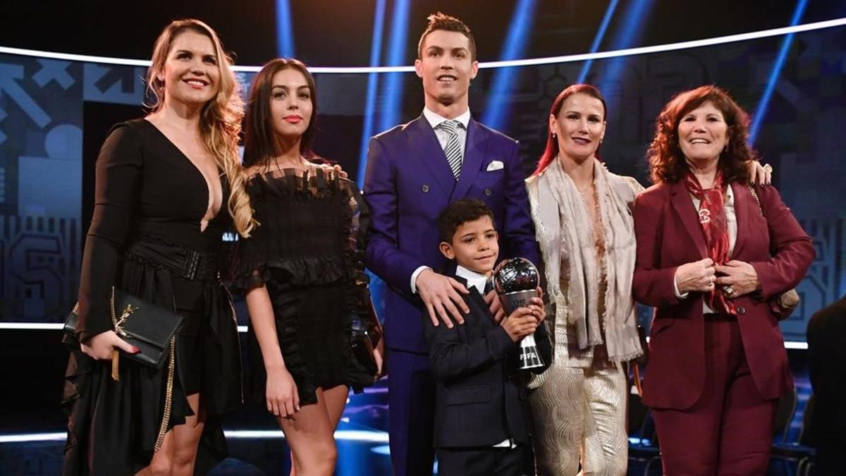 Cristiano Ronaldo posa con su familia. En el centro, su hijo Cris, y a su derecha, Georgina Rodríguez, su nueva novia.