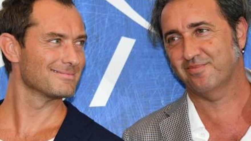 Sorrentino hace reír en la Mostra con un papa que fuma