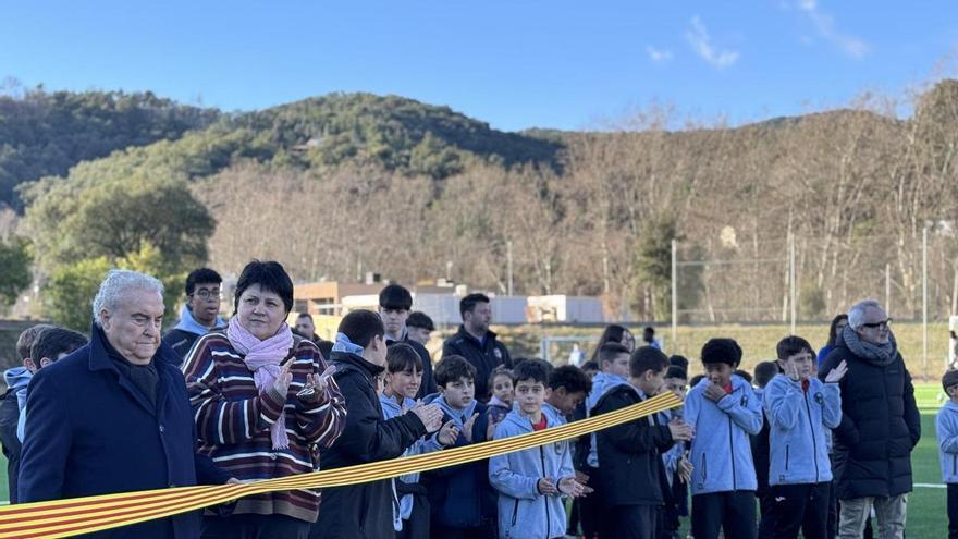 Arbúcies estrena gespa nova al camp de futbol