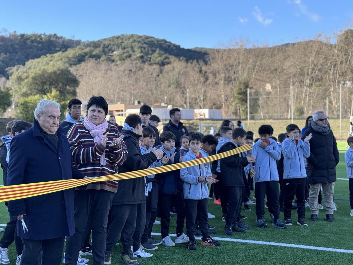 inauguració de la gespa nova al Camp Municipal de Futbol d’Arbúcies, amb el tall de cinta abans de la reobertura del terreny de joc