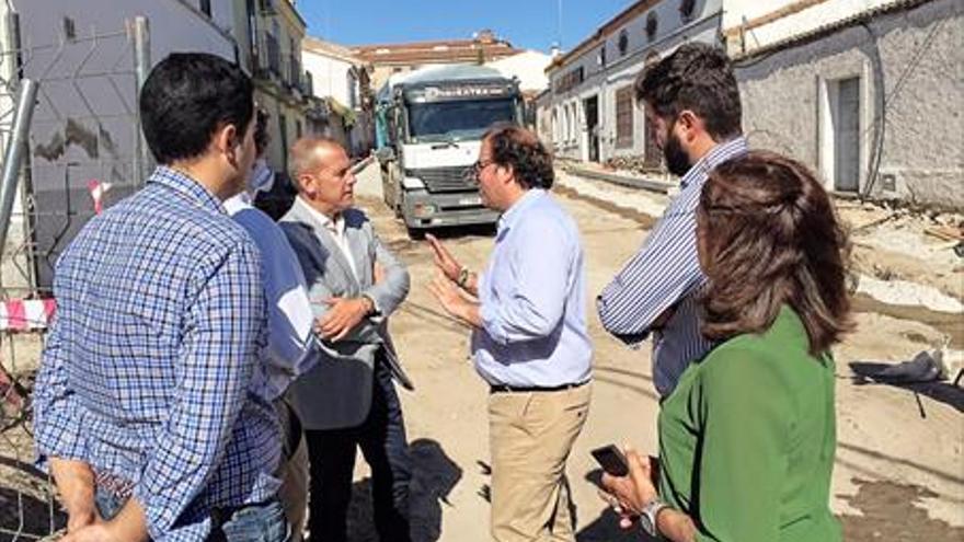 El alcalde de Trujillo pide a la diputación apoyo para arreglar el teatro y una carretera