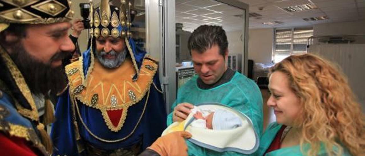 Los Reyes Magos visitando el lunes al primer niño nacido en Alcoy este año.