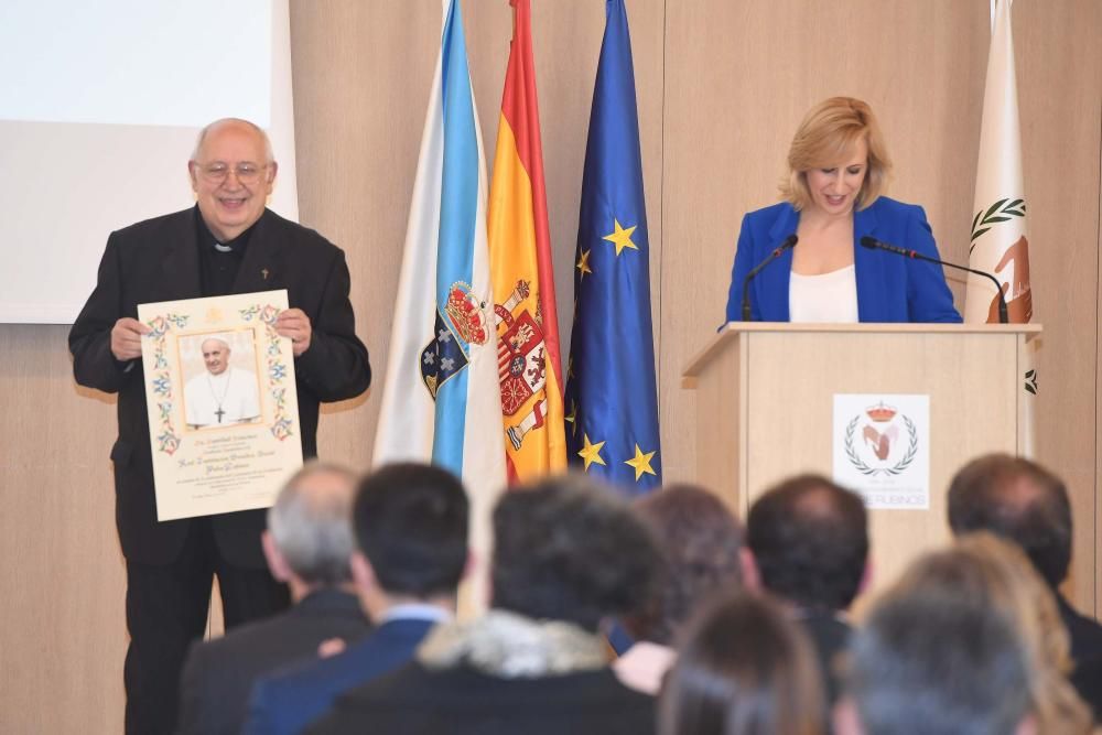 La madre de Felipe VI preside en la ciudad la celebración de los cien años de la institución benéfica y social.