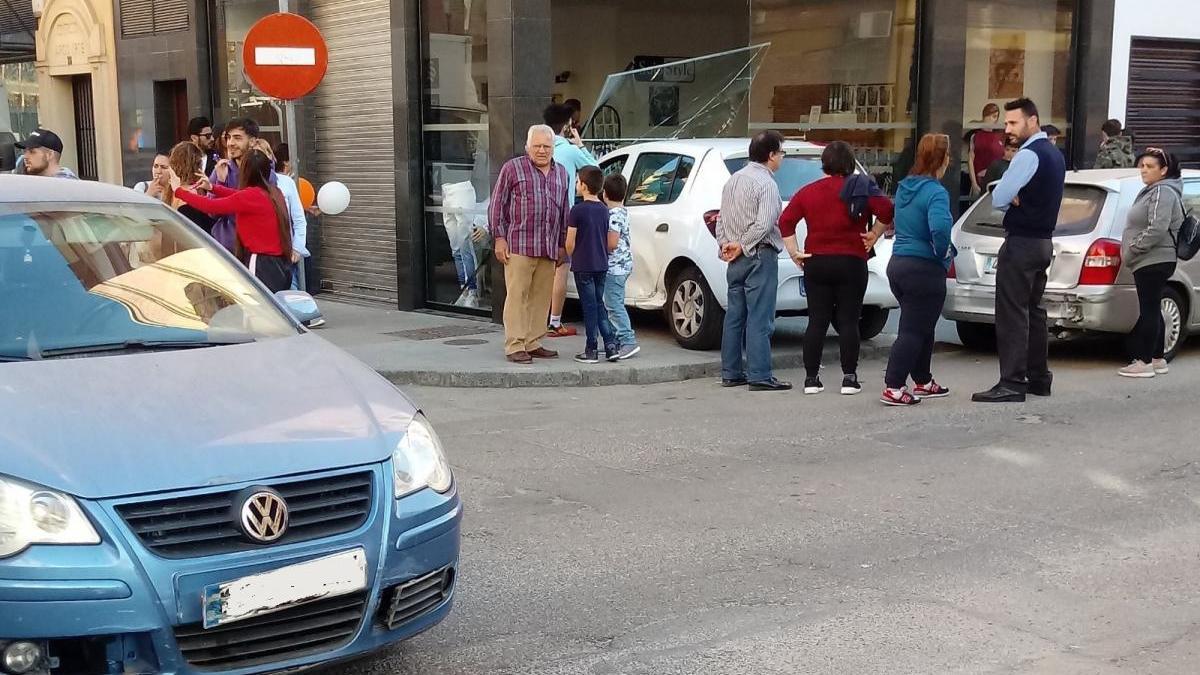 Un coche se empotra contra una tienda en el barrio de Fátima