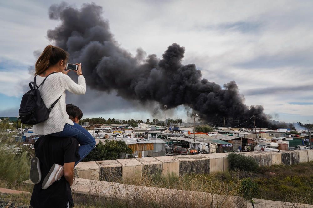 El fuego afecta a vehículos y neumáticos y ha provocado una densa columna de humo negro visible desde muchos puntos de Málaga.