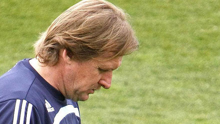 El entrenador del Real Madrid, Bernd Schuster durante un entrenamiento.