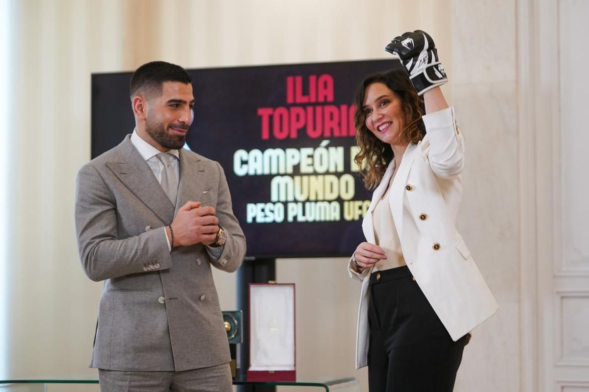 Ayuso recibe en la Real Casa de Correos al deportista reconocido como mejor luchador de artes marciales mixtas de la UFC.