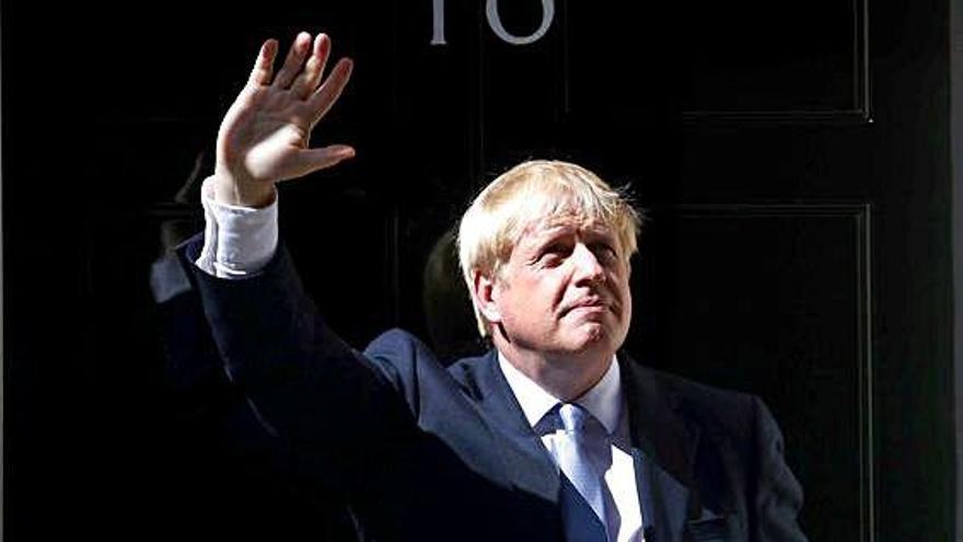 Boris Johnson, saludant des del 10 de Downing Street ja com a primer ministre