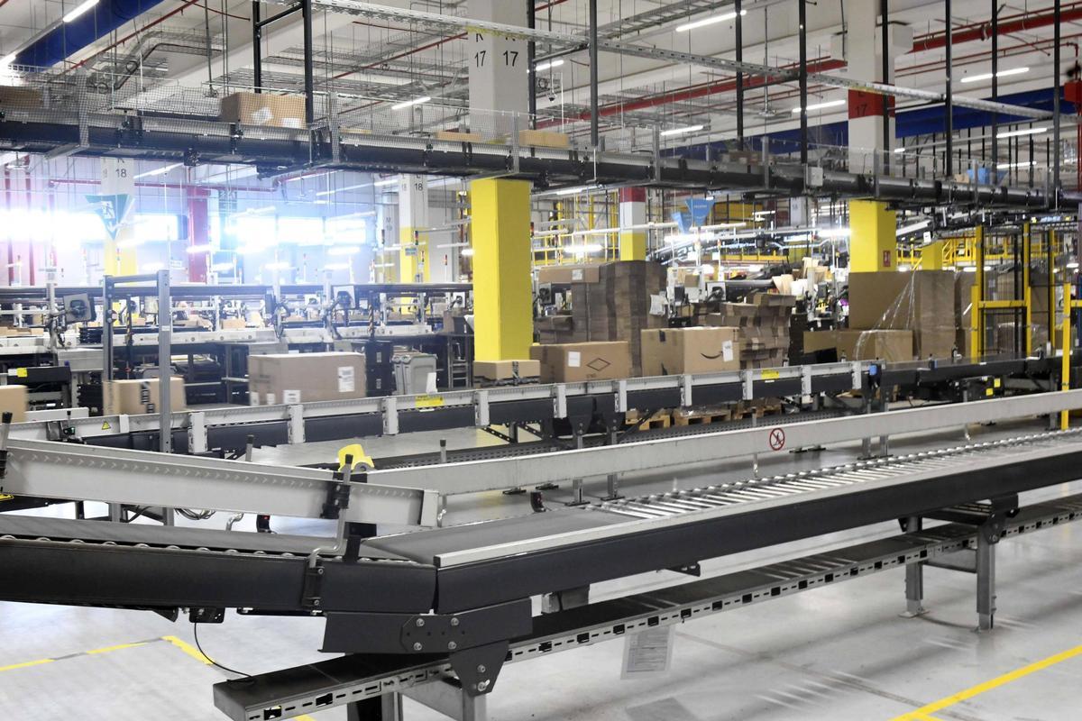 Así es por dentro el centro logístico de Amazon en Murcia