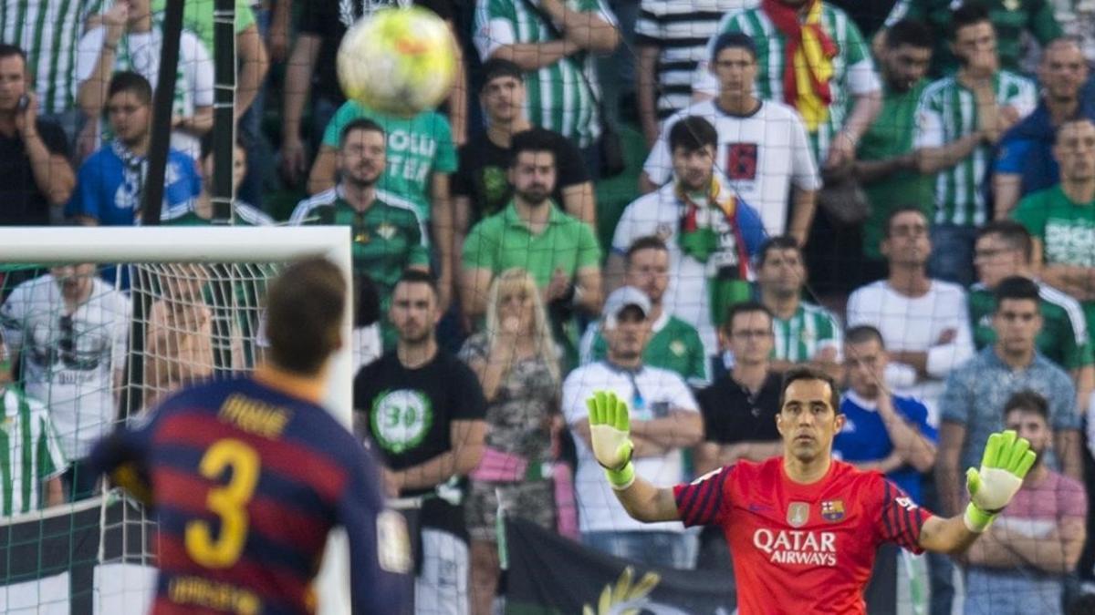 Bravo pide calma a Piqué en el partido frente al Betis.