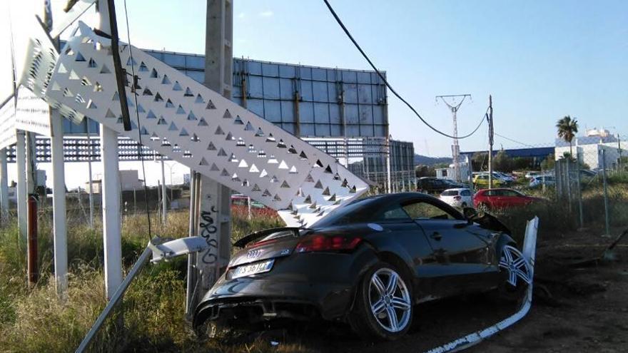 Un conductor de 40 años, herido tras chocar contra una farola en el Parc Bit