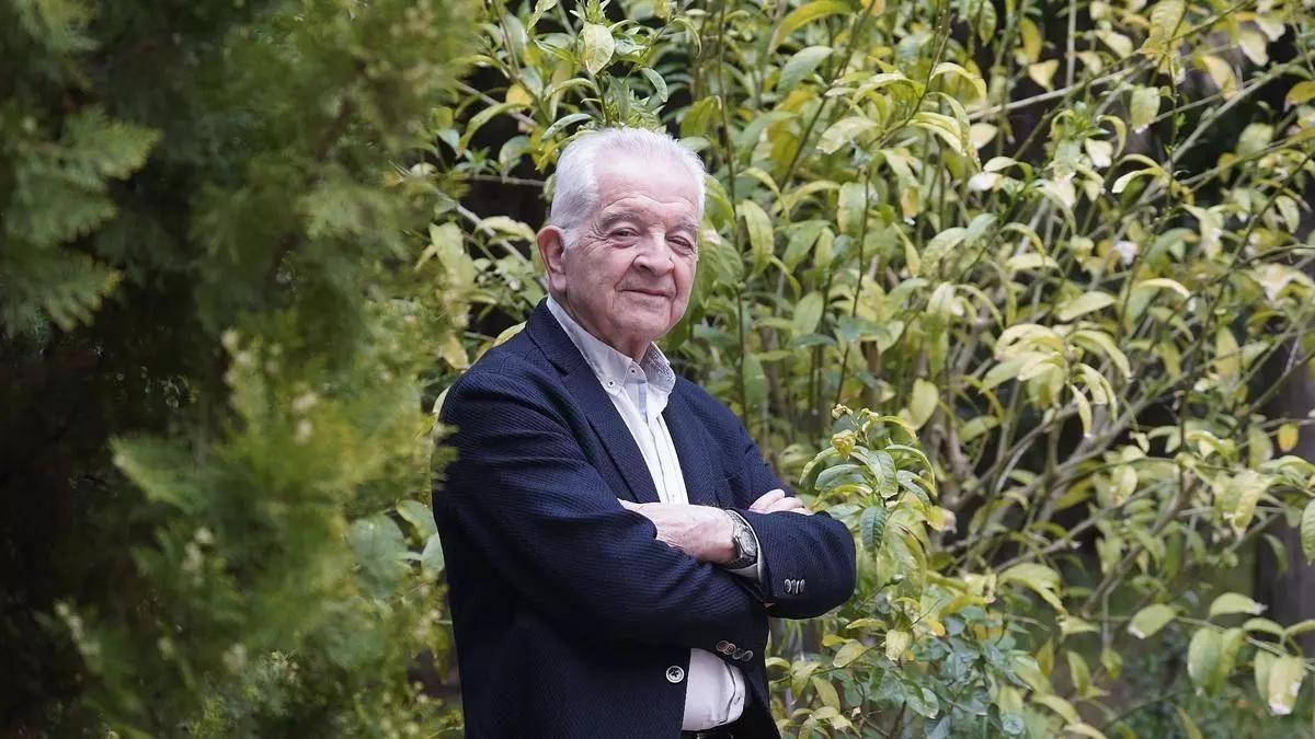 Borja de Riquer, en el jardín del Casino de Girona.