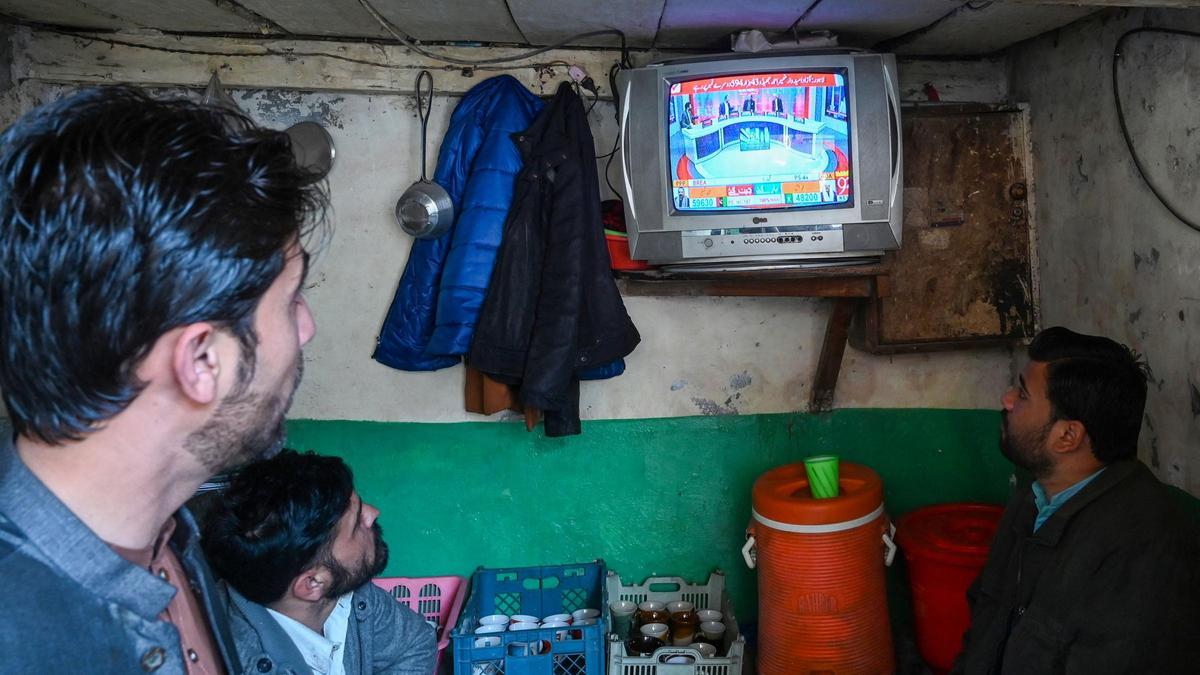 Paquistaníes viendo los resultados de las elecciones en vivo, en Lahore (Pakistán).