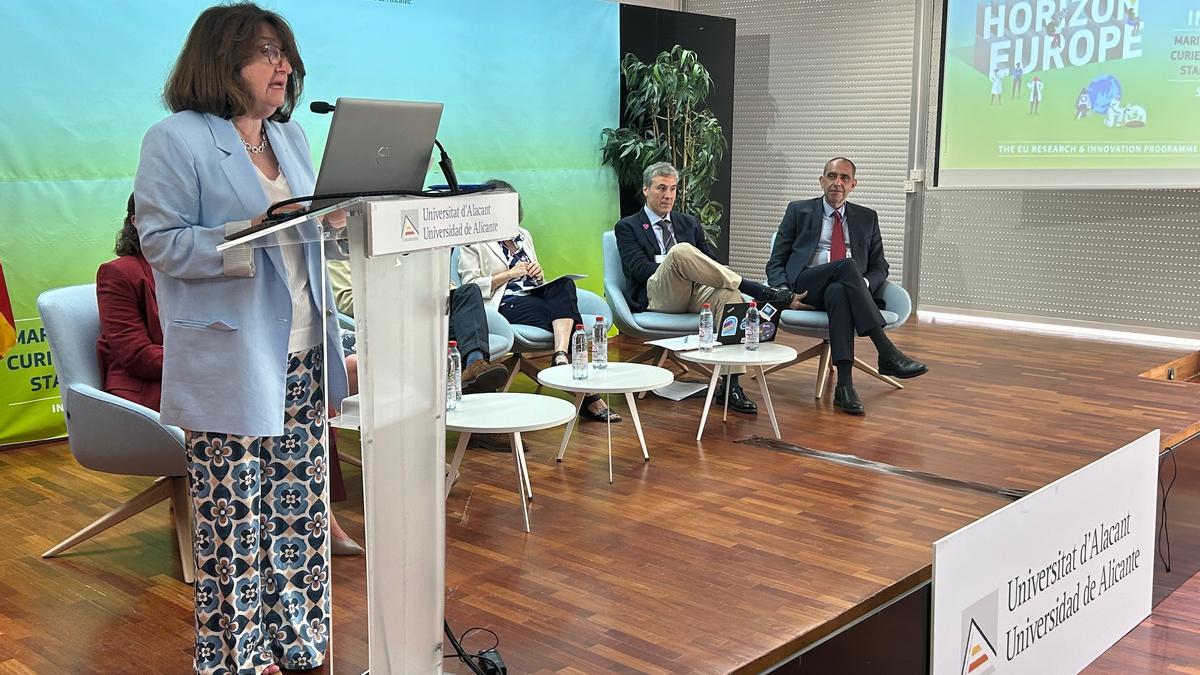 La rectora Navarro durante su intervención.