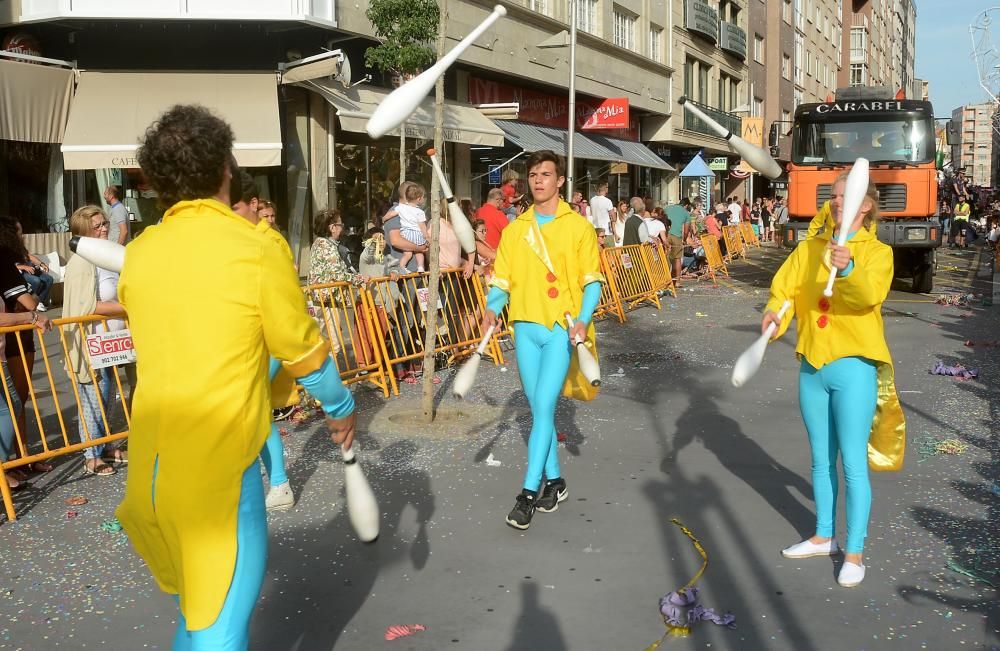 Carrozas y serpentinas llenan de color las calles de Pontevedra - La Bella y la Bestia y los Minnions, protagonistas de una Batalla de Flores que contó con la presencia de numeroso público