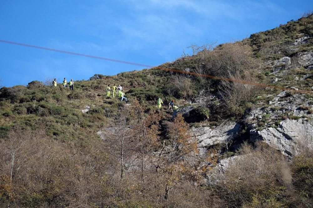 Técnicos del ADIF en labores en Pajares ante el riesgo de derrumbe sobre las vías