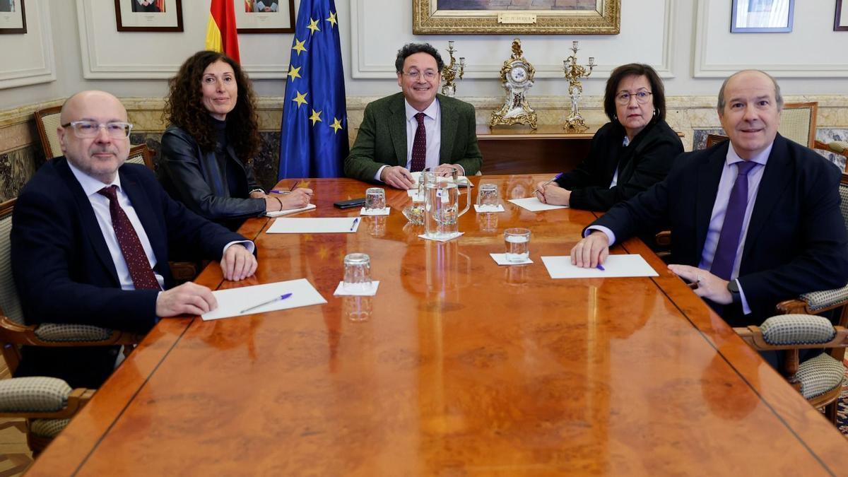 El fiscal general, Álvaro García, preside la primera reunión para reformar el Estuto Fiscal.