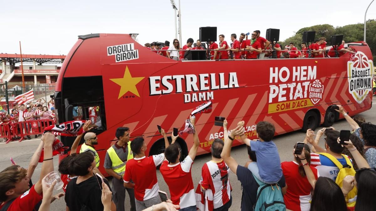 El autobús del Girona, durante la celebración por el ascenso