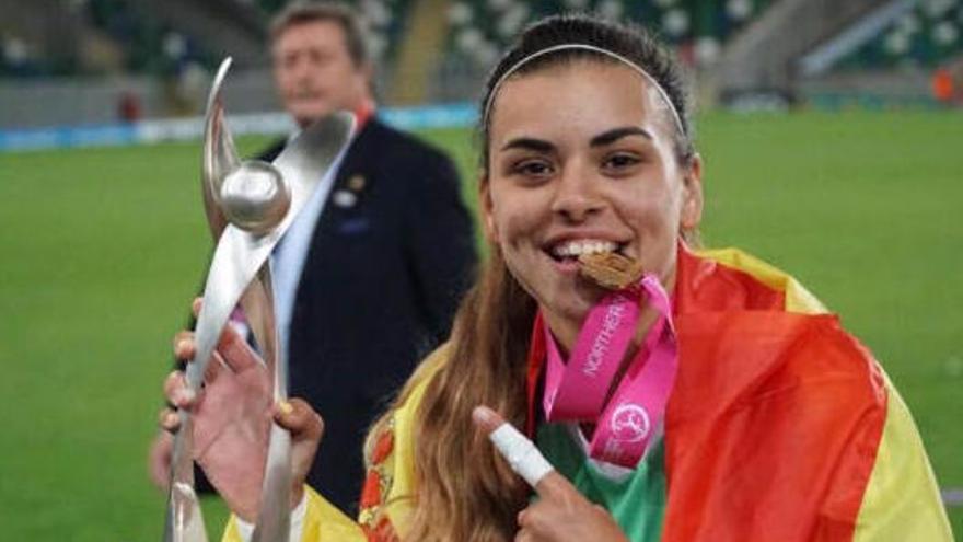 Misa Rodríguez celebra el título europeo de la selección española sub 19 conquistado en Belfast.
