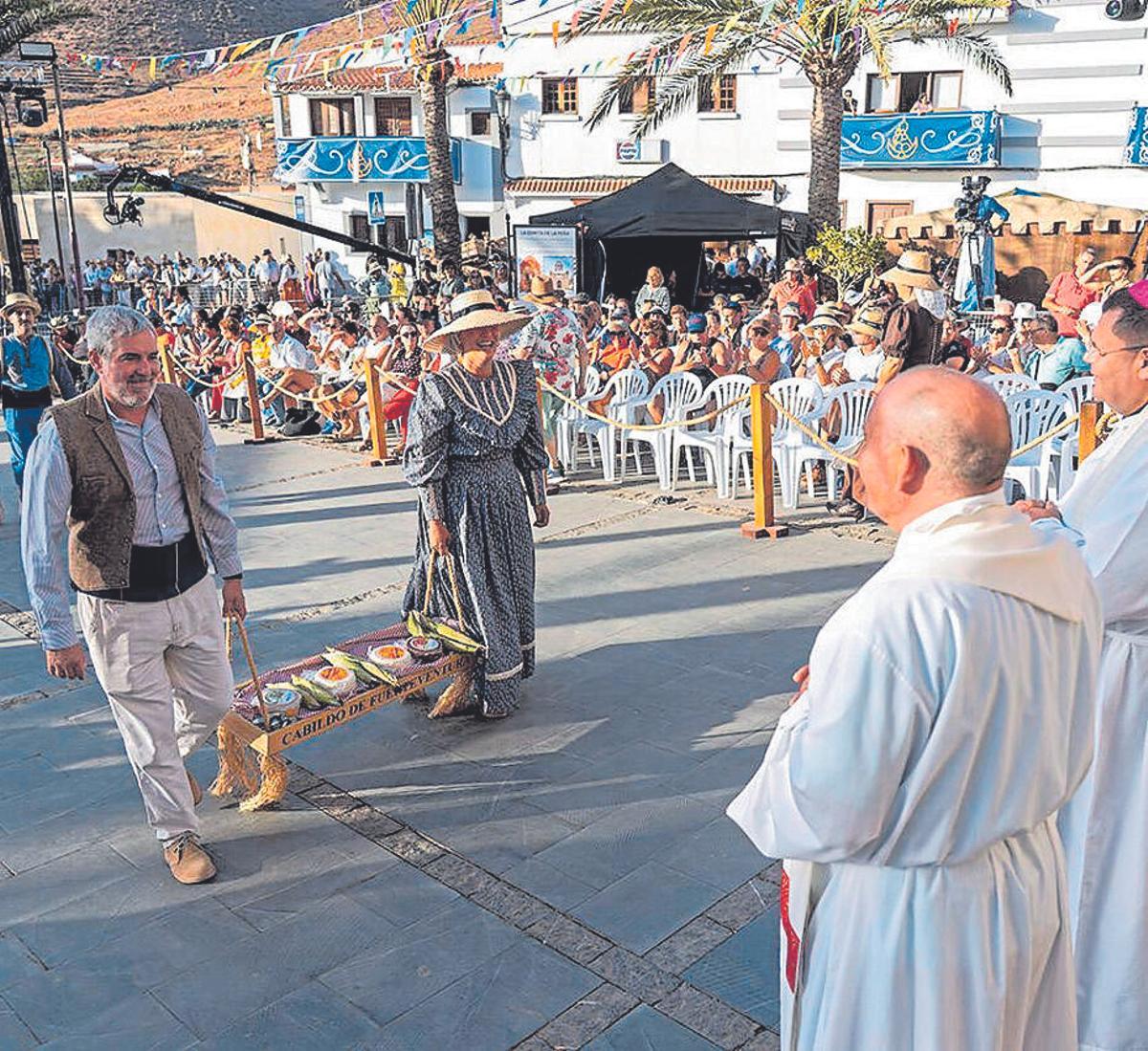 El presidente canario, Fernando Clavijo y la presidenta insular, Lola García, durante la ofrenda.
