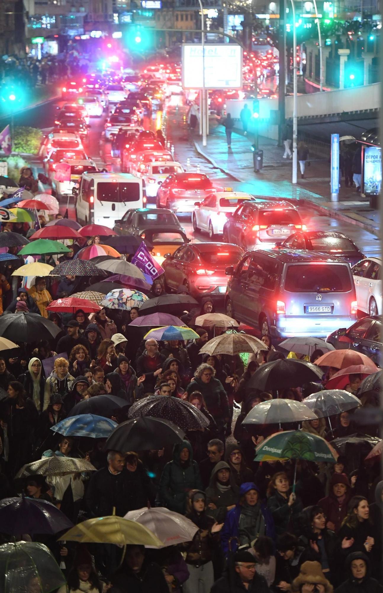 8M: unos 3.000 manifestantes marchan en A Coruña por los derechos de la mujer