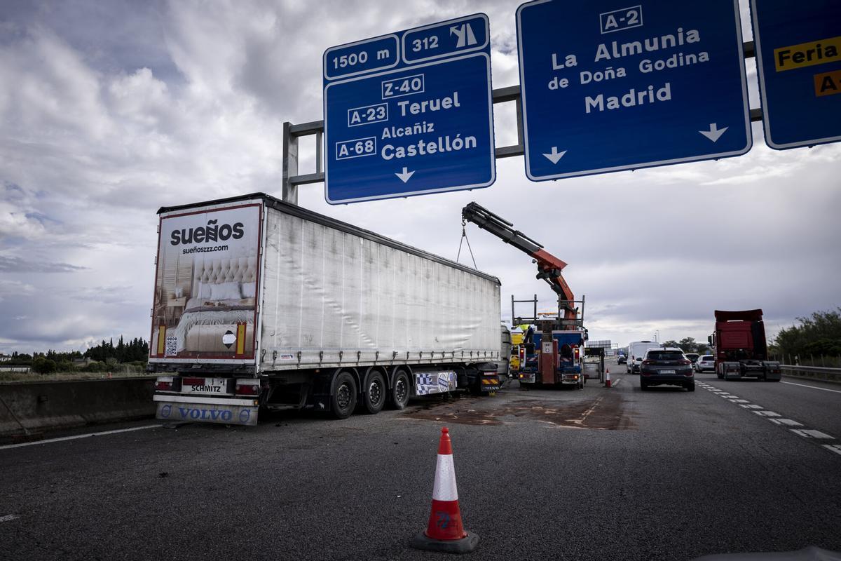 ATASCO EN LA A2 EN SENTIDO MADRID POR EL ACCIDENTE DE UN CAMION