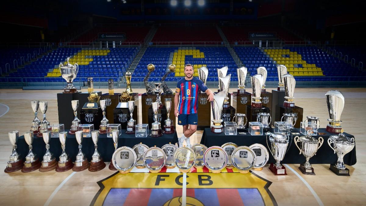 Víctor Tomas, con todos sus trofeos