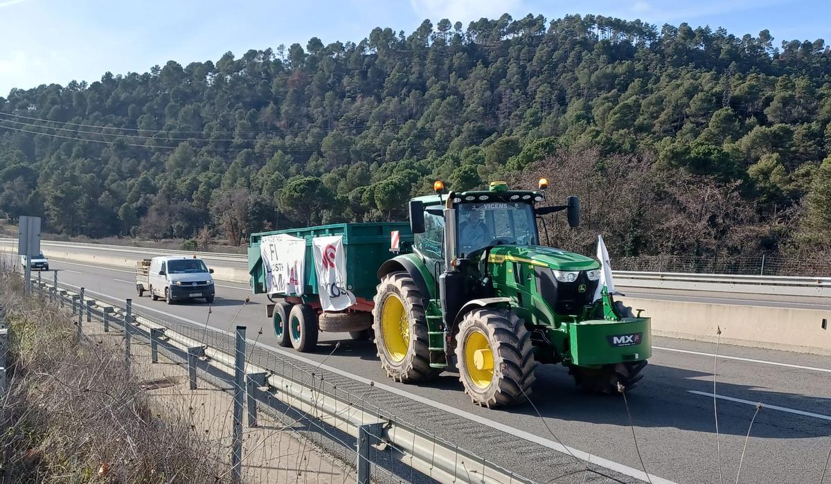 Tractors a la colònia de cal Vidal de Puig-reig
