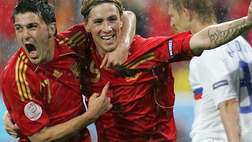 El delantero de la selección española David Villa (i), celebra junto a su compañero Fernando Torres (d), el gol que ha marcado a la selección rusa durante el partido de la primera jornada del Grupo D de la Eurocopa de fútbol disputado esta tarde en el estadio Tivoli Neu de Innsbruck.