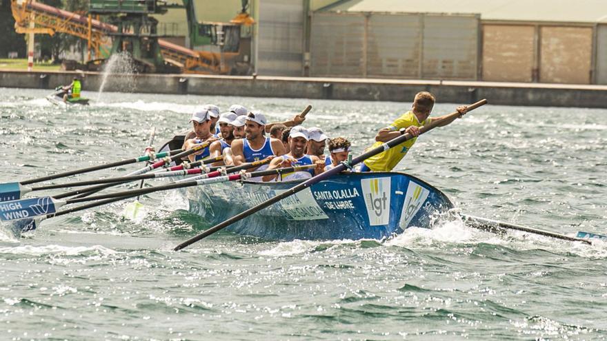 La trainera de Ares, en un momento de la competición de ayer. // LGT